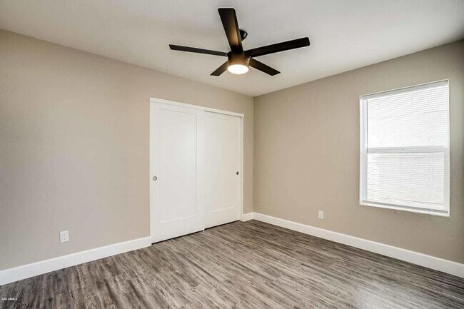 Building Photo - 318 E Vine Cir