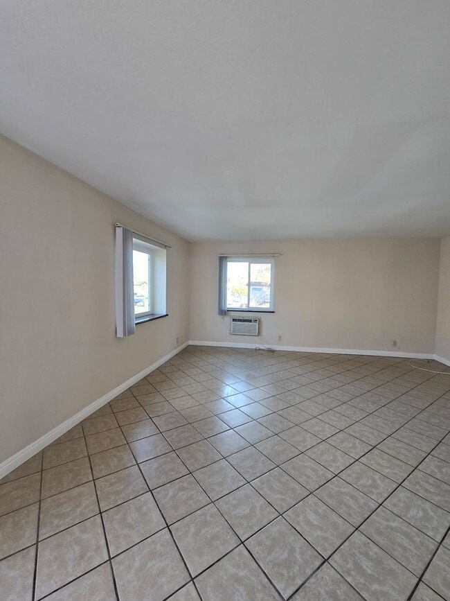 Building Photo - Chestnut