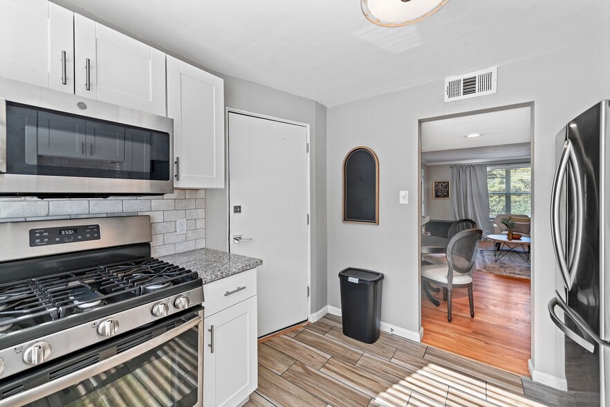 Building Photo - 10128 Manchester Rd