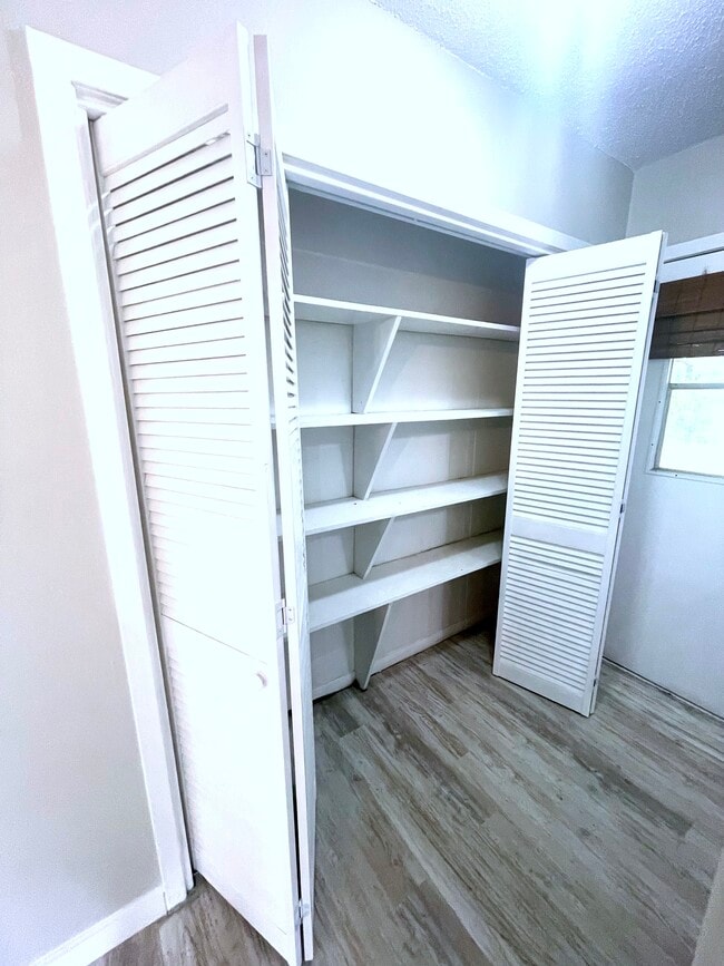 Building Photo - 6930 Woodley Dr