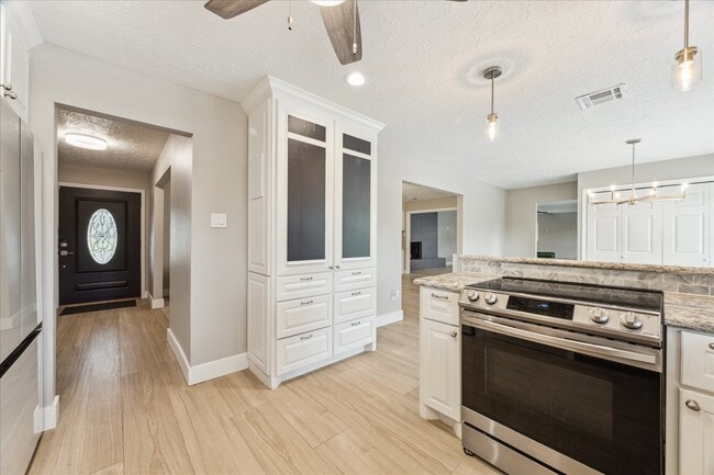 Building Photo - 205 W Bayou Dr