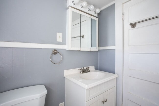 Building Photo - Friendly 2 Bedroom, 1 Bath bungalow in Hillsborough!