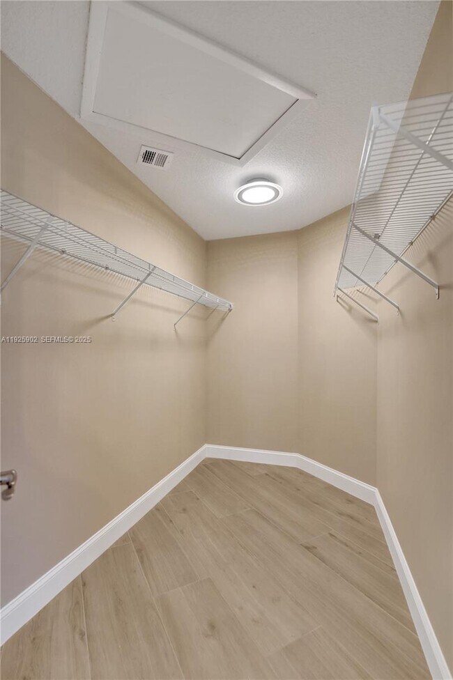 Building Photo - 9012 Lake Park Cir S