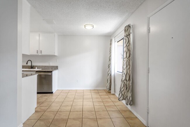 Building Photo - Chatsworth Available Now