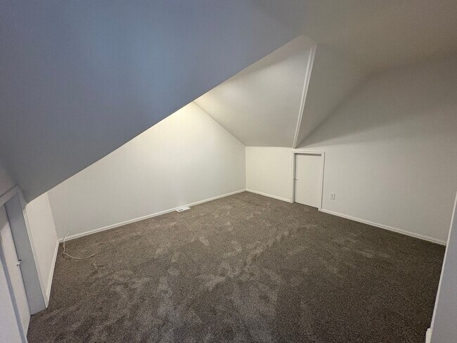 Building Photo - Fully Renovated 3 Bed 2.5 Bath Townhome w/ 1 Car Garage & Yard!