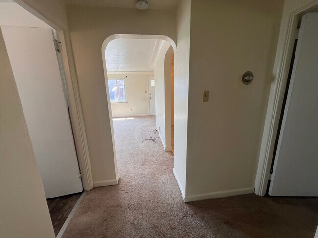 Building Photo - 1121 Clippert St
