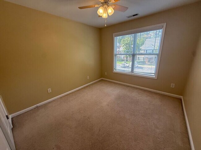 Building Photo - Spacious 3 bedroom 2.5 bath end unit townhome!