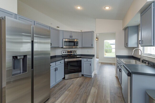 Building Photo - Charming 3-Bedroom Home for Rent in South ...