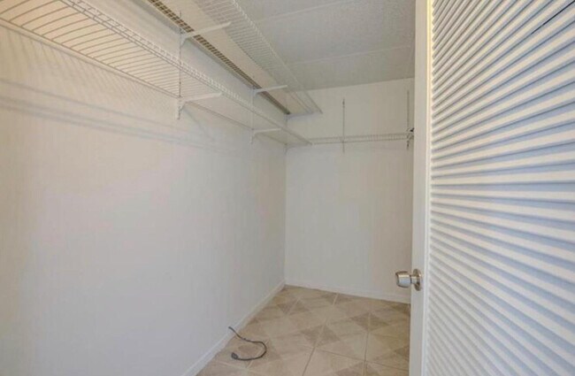 Building Photo - 1975 SE 3rd St