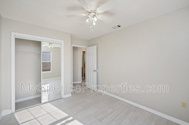 Building Photo - 440 Apple Dr