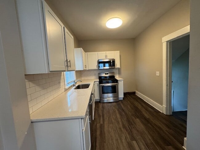 Building Photo - 2 Bed Updated Kitchen must See!