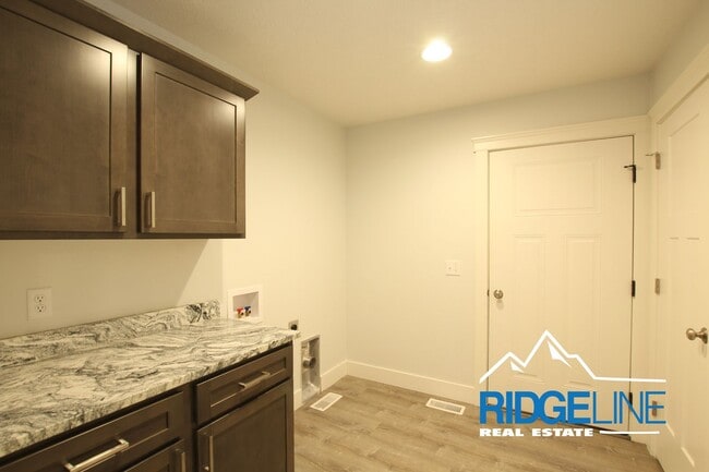 Building Photo - Newer Built Townhome Ready for Lease!