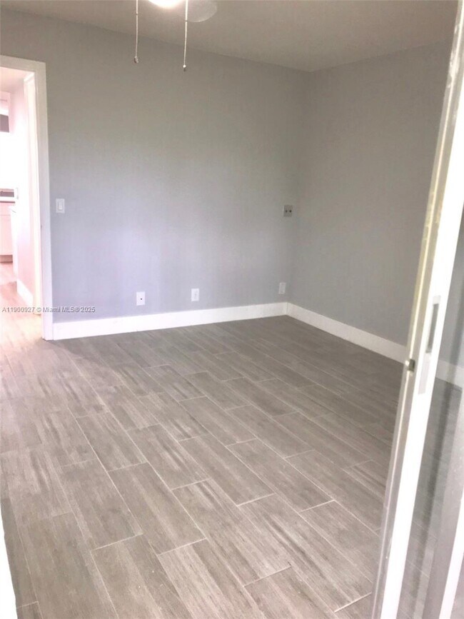 Building Photo - 17 Keswick A