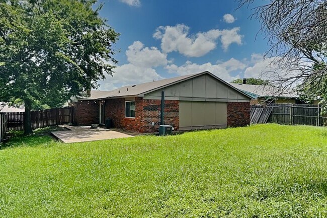 Building Photo - Don't miss your opportunity to make this Camelot gem your next home—schedule your tour today!