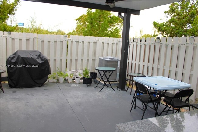 Building Photo - 470 NE 12th St