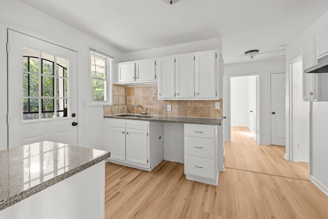 Building Photo - Charming 3 Bedroom, 2 Bathroom house