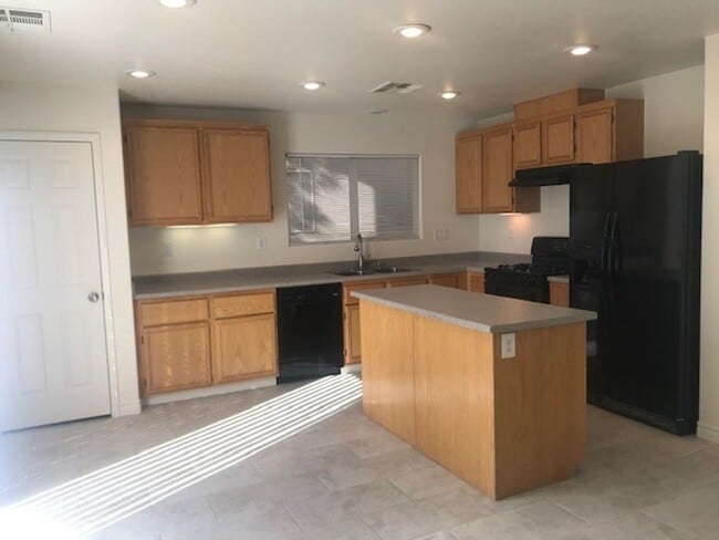Building Photo - 5 Bedroom House! Great Room living space d...