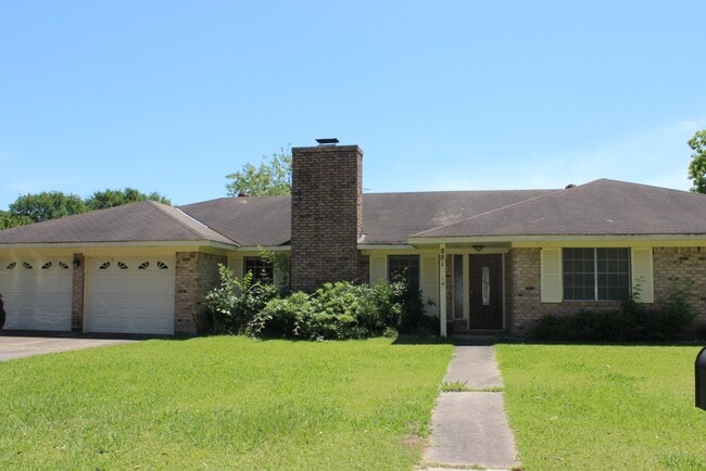 Building Photo - 881 High Oaks Dr