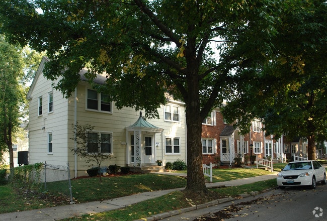 Primary Photo - Plaza Town House