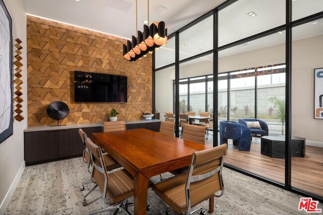 Building Photo - 201 N La Brea Ave