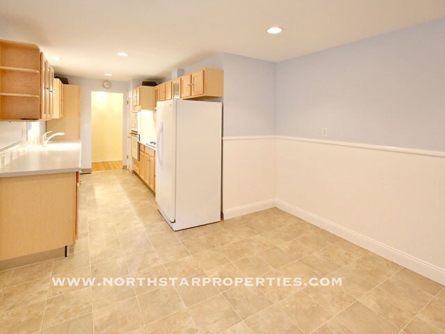 Building Photo - Great Lake Oswego Home Walking Distance to Everything