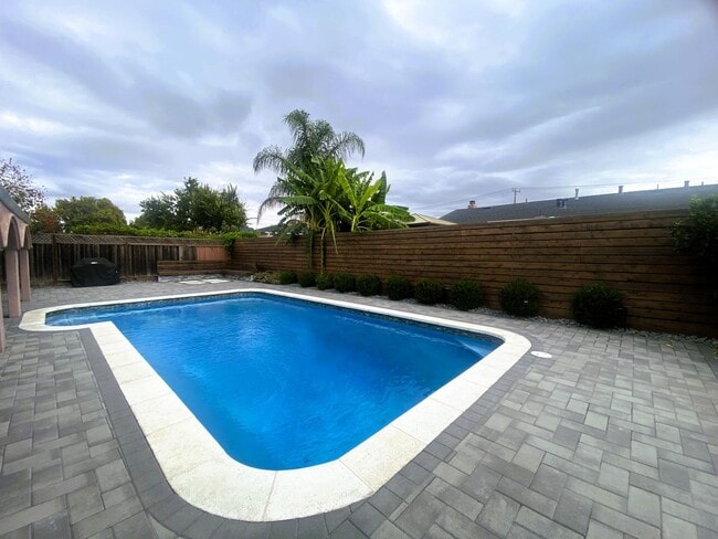 Building Photo - Sunlit 3-Bed Fremont Home in Cabrillo with...