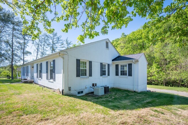 Building Photo - Rutrough Road