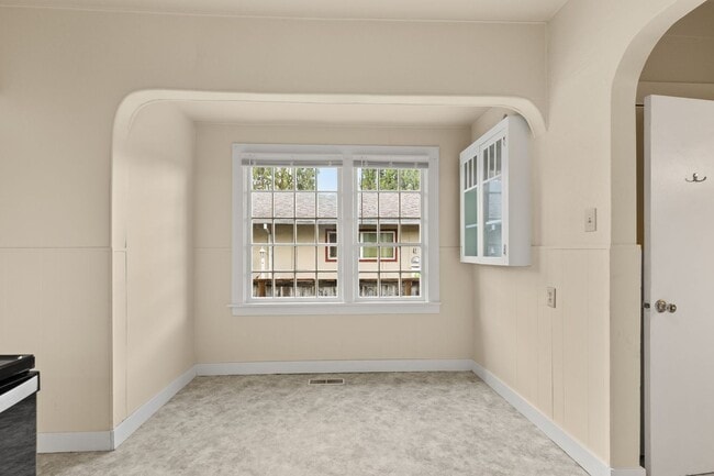 Building Photo - Bright 2 bed, 1 bath in fantastic SE locat...