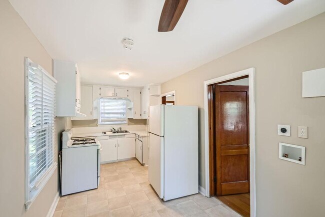Building Photo - 3043 Cloverhurst Dr