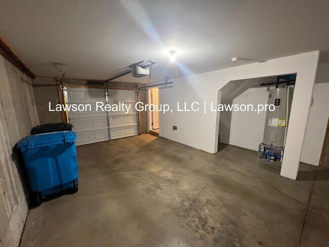 Building Photo - Luxurious Colonial Green Townhome with Garage