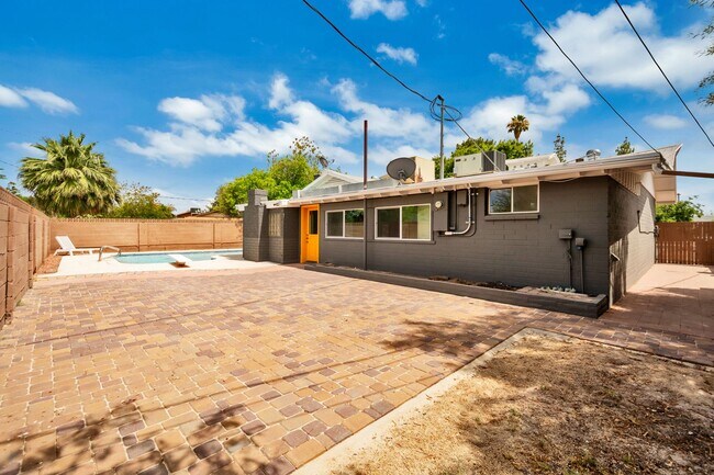 Building Photo - Spacious 6-Bedroom, 3.5-Bath Pool Home Near ASU Campus