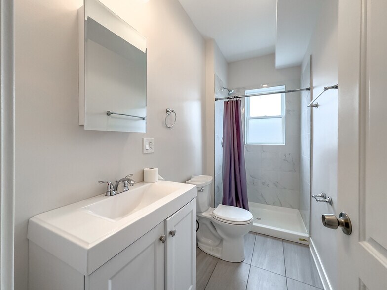Building Photo - 4405 N Kimball Ave
