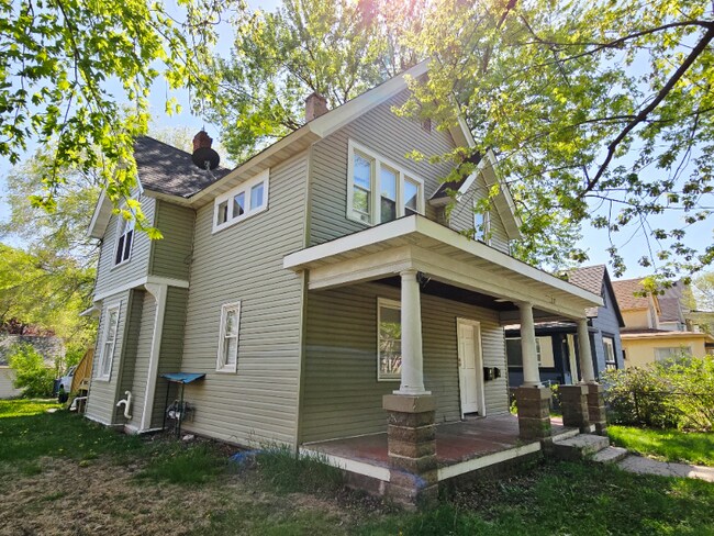 Building Photo - 717 31st Ave N