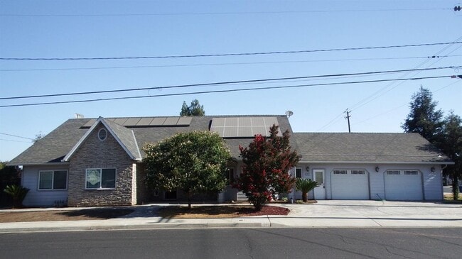 Primary Photo - Clovis Dream Home with All the Bells & Whi...