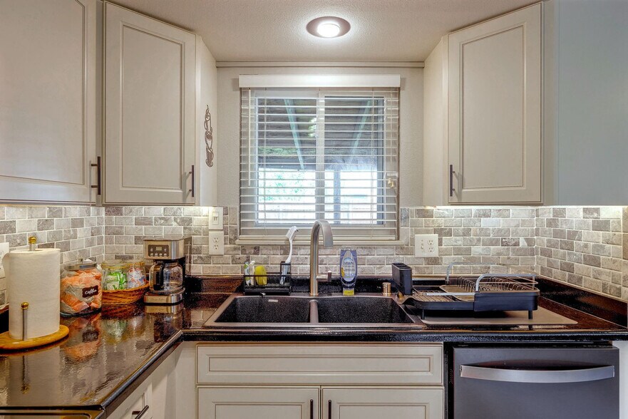 Building Photo - 6650 Parkridge Ct