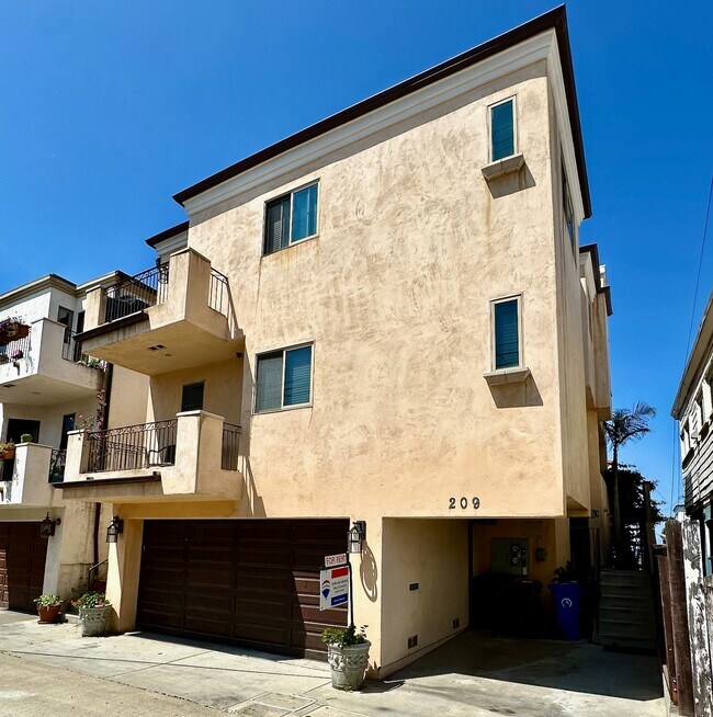 Building Photo - 209 Crest Dr