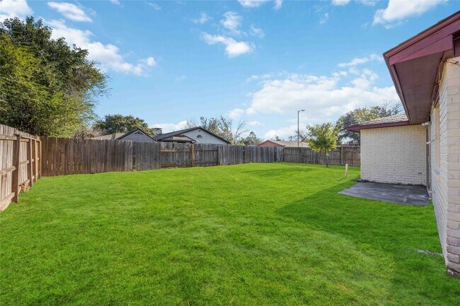 Building Photo - 2302 Green Knoll Dr
