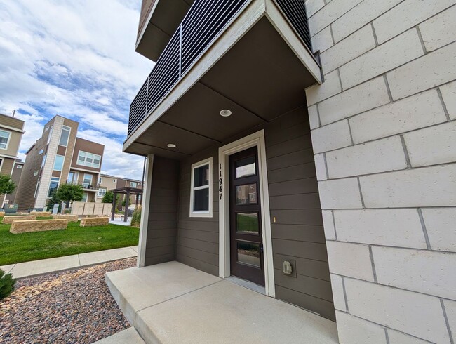 Building Photo - Beautiful 2 Bed + Office + 2.5 Bath home i...