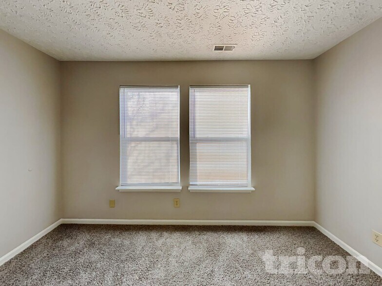Building Photo - 4475 Connaught Dr E