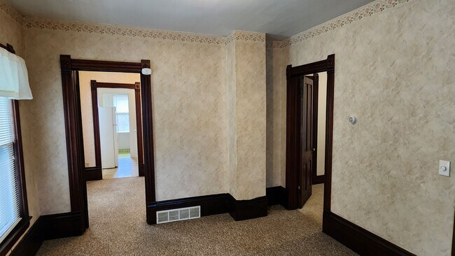 Building Photo - 125-125 1/2 N 2nd St