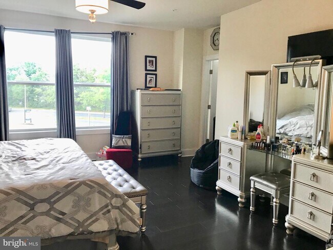 Building Photo - 11 Silverway Dr