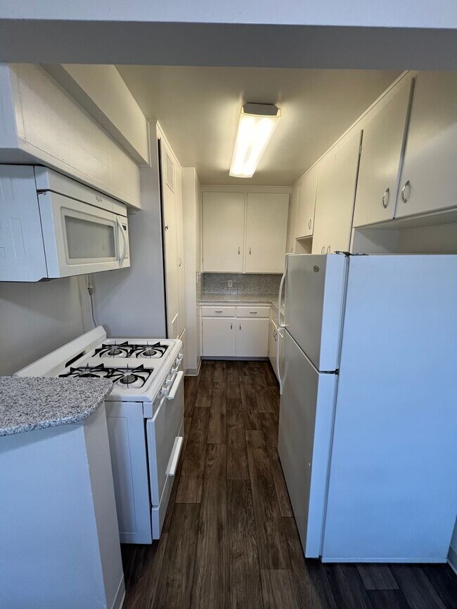 Building Photo - 1/2 Off 1st Month's Rent!!