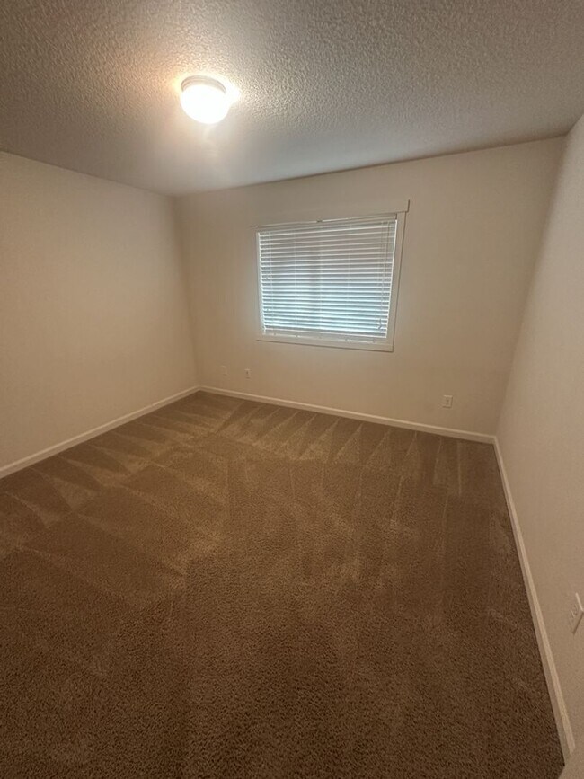 Building Photo - Three Bedroom Ranch in Orchards!