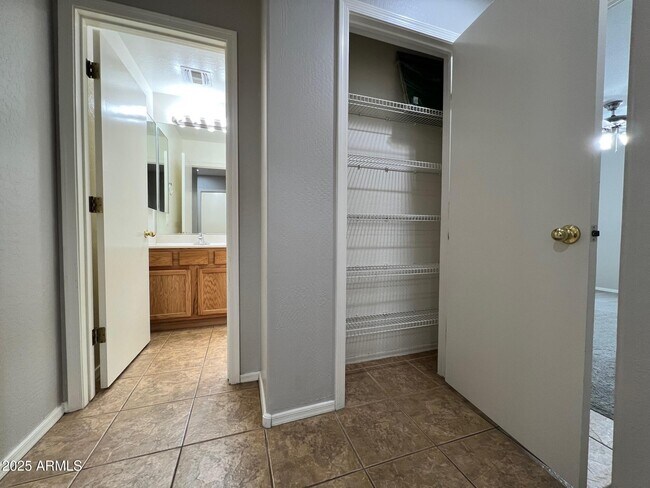Building Photo - 3119 W Silver Creek Dr