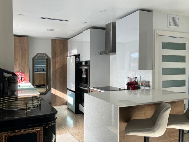 Building Photo - 425 NE 103rd St