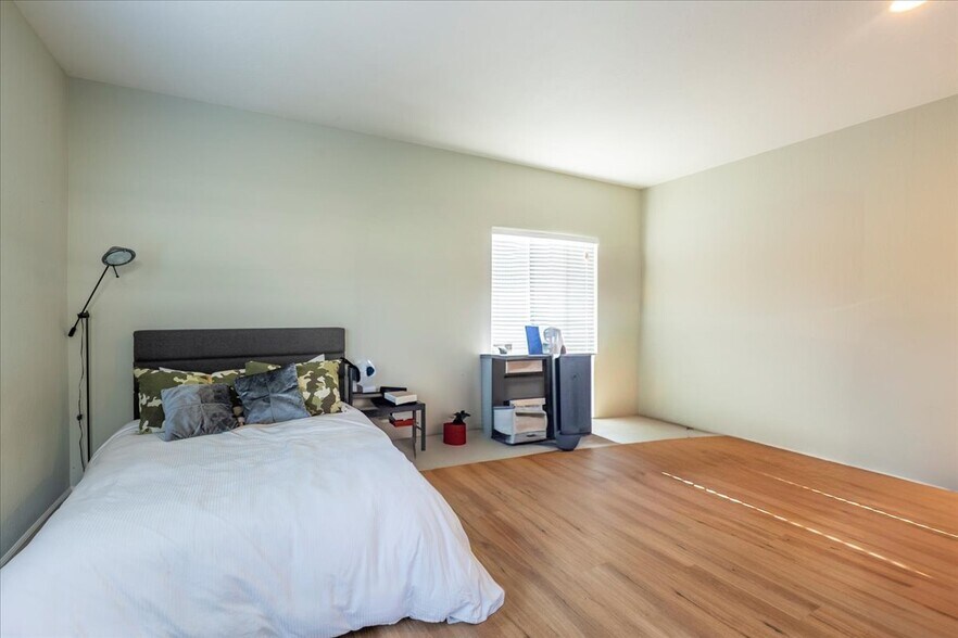 Building Photo - 1084 Portola Ave