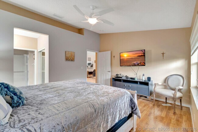 Building Photo - 6129 Heliconia Rd