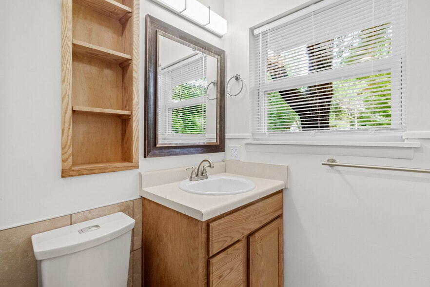 Building Photo - 840 W Davis St