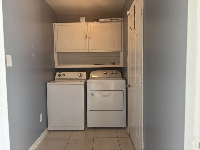 Building Photo - 1372 Riverside Dr