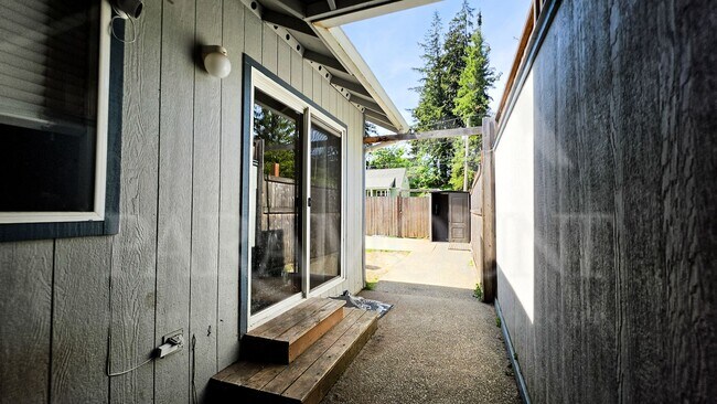 Building Photo - 3-Bedroom Pet-Friendly Unit in Port Orchard